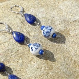 Boucles d’oreilles lapis-lazuli et céramique bleue