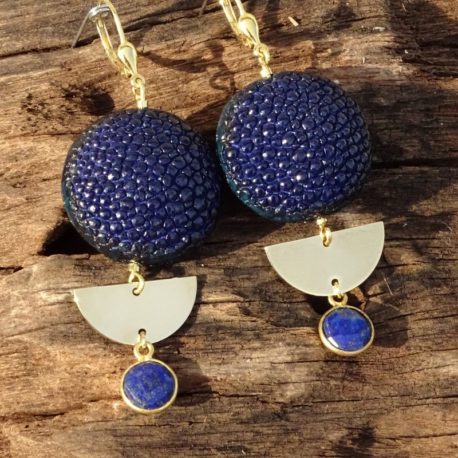 Boucles d’oreilles galuchat et lapis-lazuli (2)