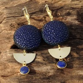 Boucles d’oreilles galuchat et lapis-lazuli