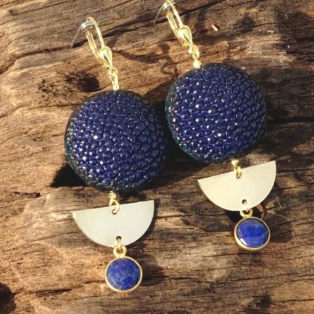 Boucles d’oreilles galuchat et lapis-lazuli