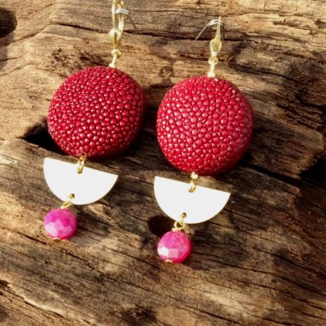 Boucles d’oreilles galuchat et rubis (2)