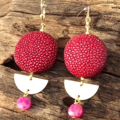 Boucles d’oreilles galuchat et rubis (3)